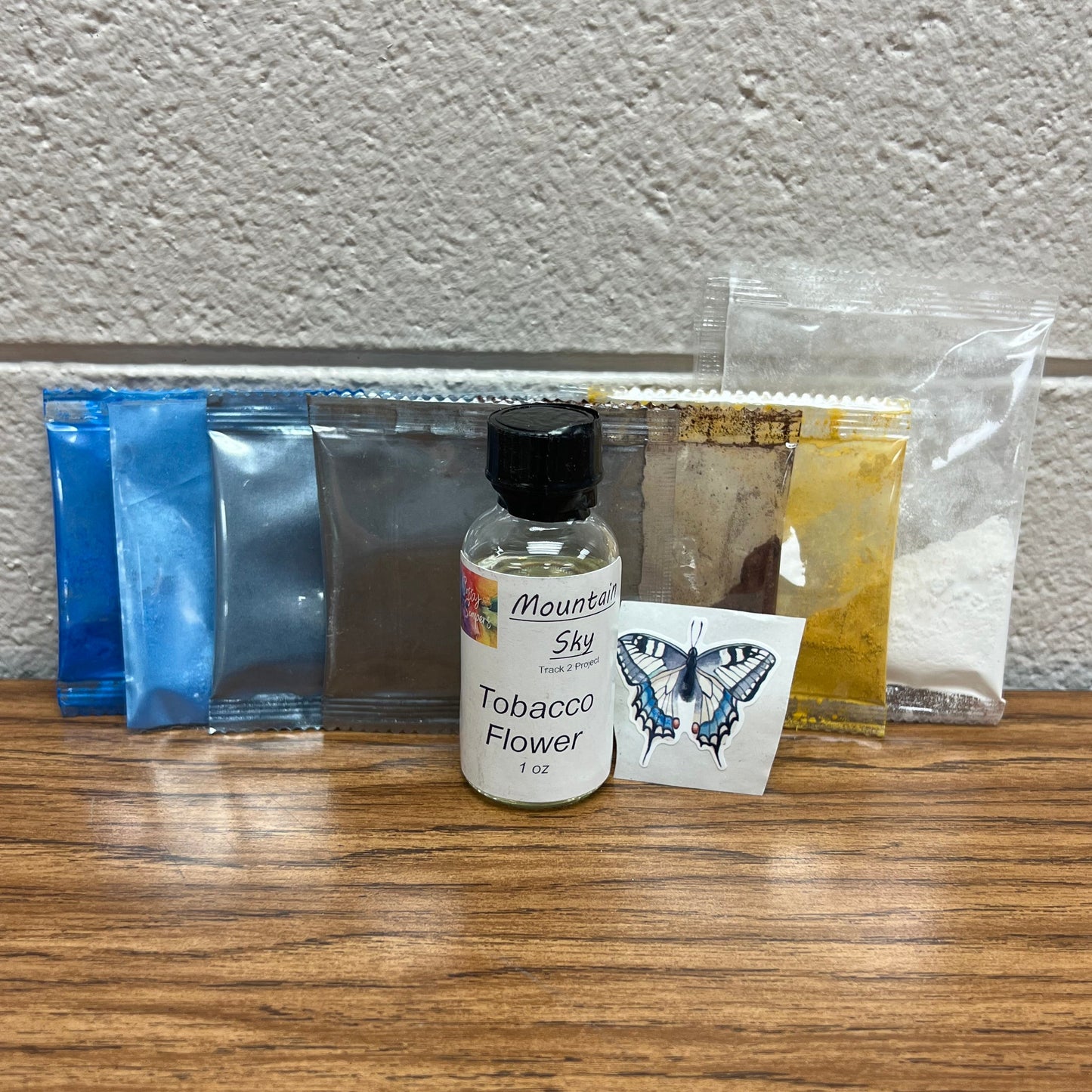 Kit with Tobacco Flower fragrance and white, yellow, brown, gray, light blue, medium blue and bright blue colorants.