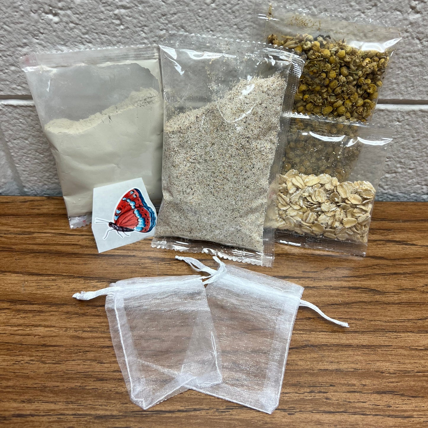 Kit with Chamomile, Sorghum wheat flour, bentonite clay, oats and two mesh bags